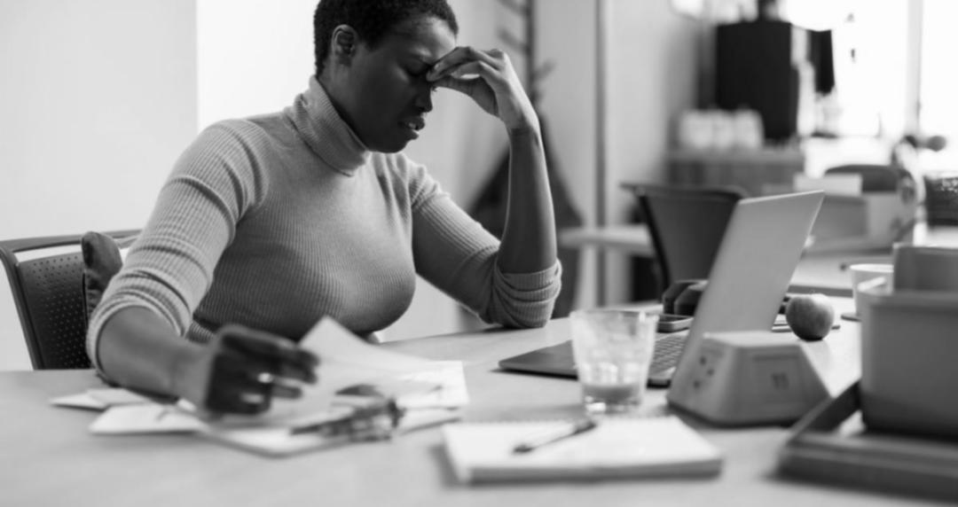 Zespół analizujący dane finansowe podczas strategicznej sesji biznesowej