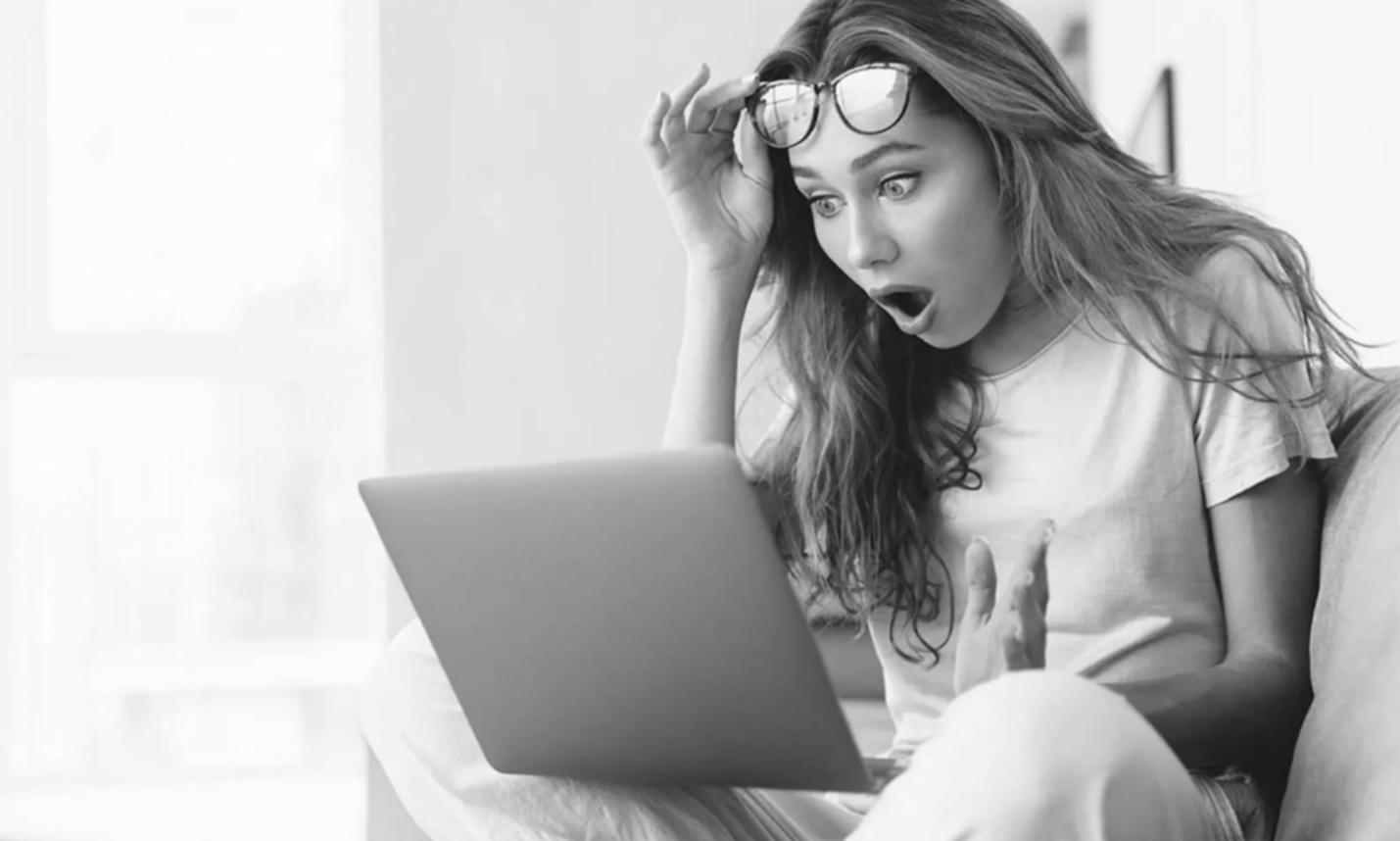 Graficzna ilustracja przedstawiająca proces analizy finansowej i optymalizacji kosztów